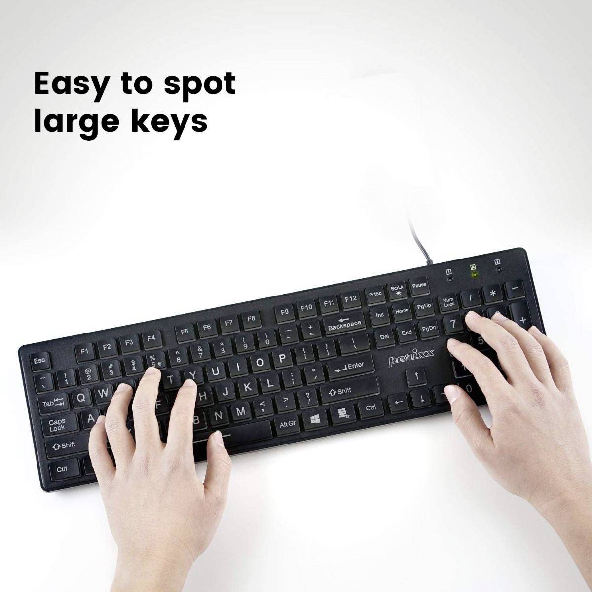 Eine Person tippt auf einer schwarzen Tastatur mit großen Tasten. Text im Bild: 'Easy to spot large keys'.
