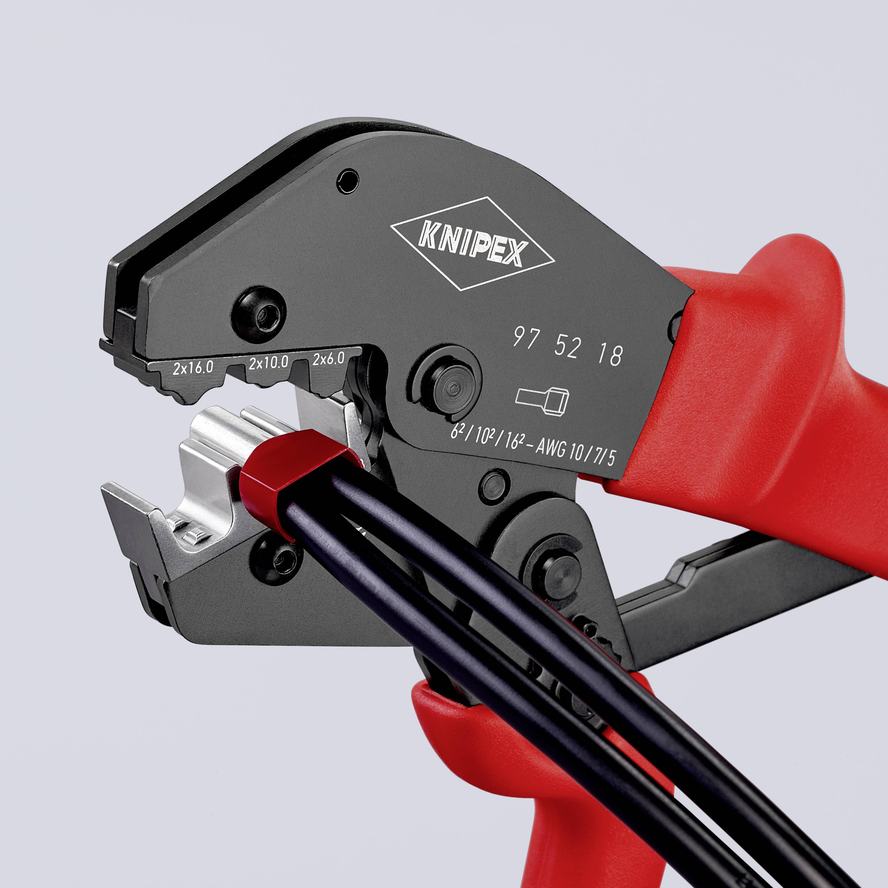 Zange von Knipex mit roten Griffen, hält ein schwarzes Kabel. Sie wird zum Abisolieren oder Schneiden von Kabeln verwendet.