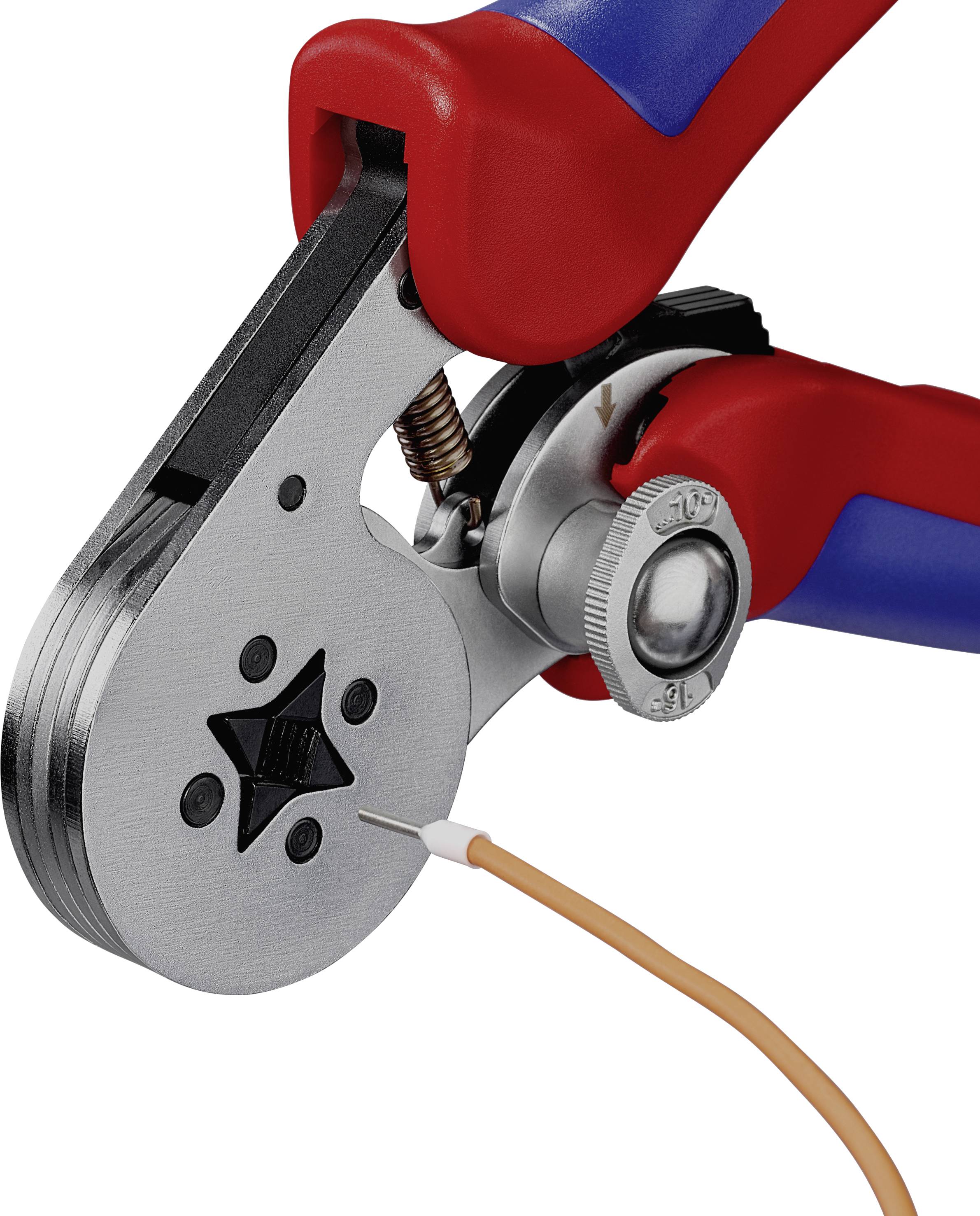 Zange beim Abisolieren eines Kupferkabels, Nahaufnahme. Rote und blaue Griffe, Schneidkopf mit Sternmuster für präzises Arbeiten.