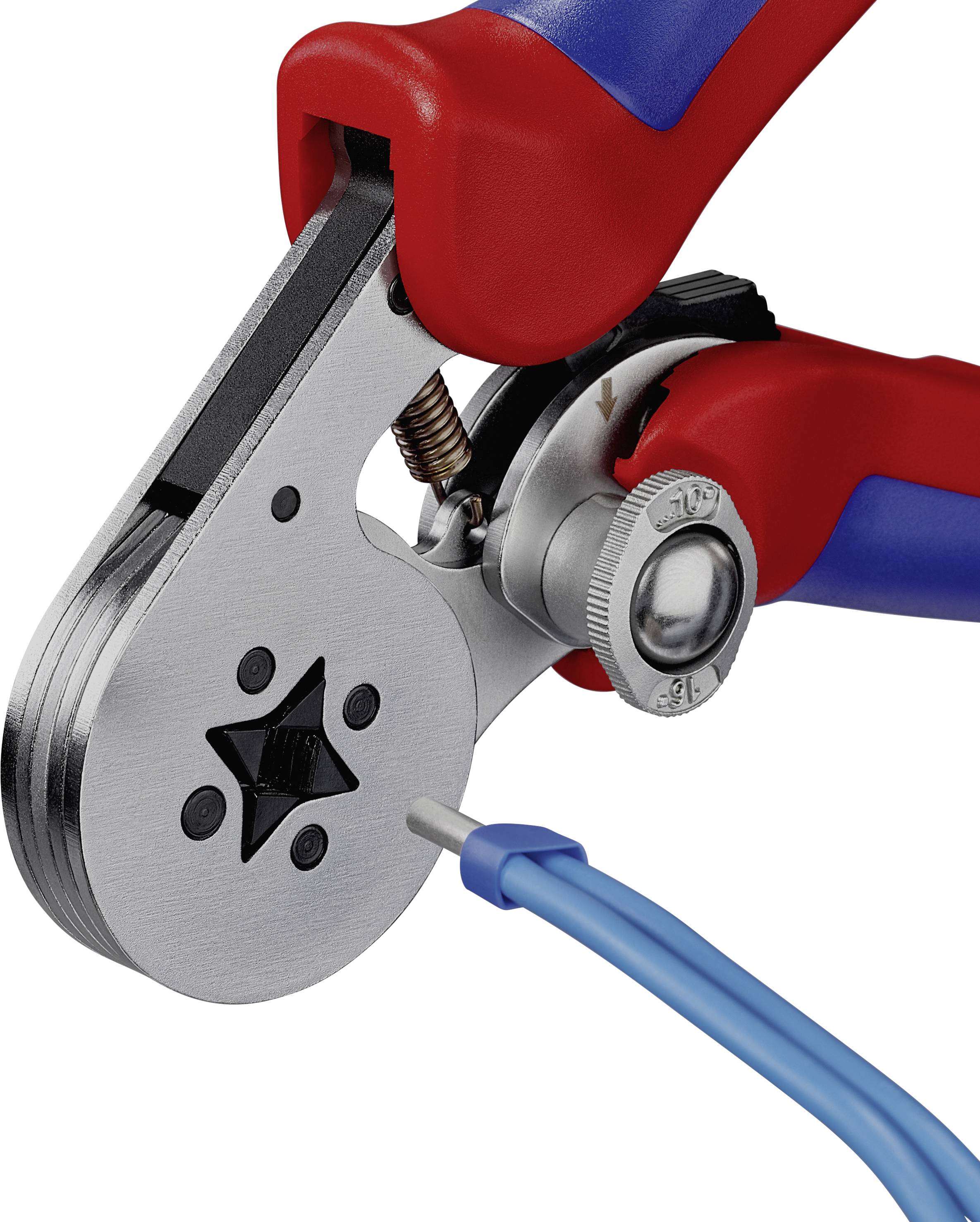 Nahaufnahme einer roten und blauen Crimpzange, die ein blaues Kabel crimpt. Werkzeug und Funktion sind deutlich sichtbar.