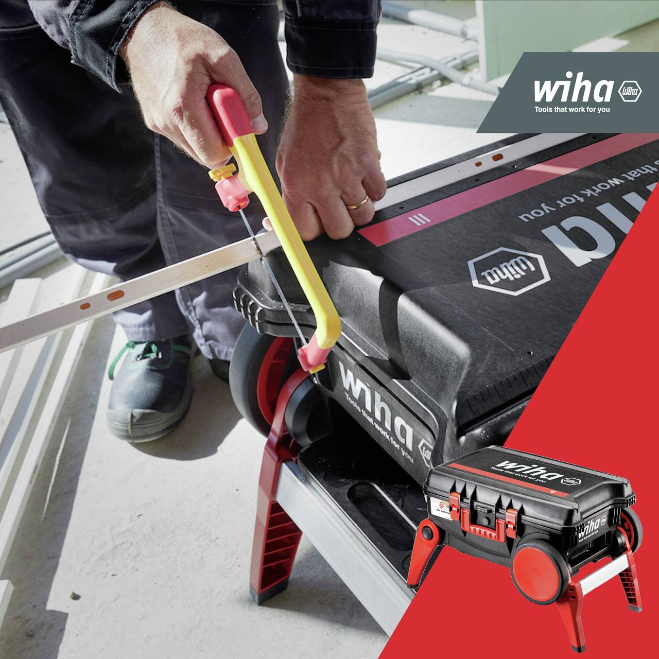 Ein Handwerker sägt mit einer Bügelsäge in einem Koffer. Markenname 'Wiha' ist auf dem Koffer abgebildet.