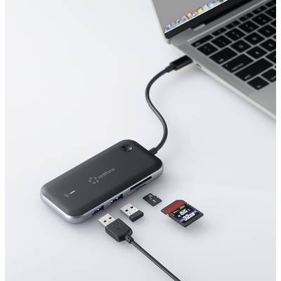 Ein Laptop ist über ein USB-Kabel mit einem Mehrfachanschlussgerät verbunden. Neben dem Hub liegen eine SD-Karte, eine microSD-Karte und ein USB-Stick.