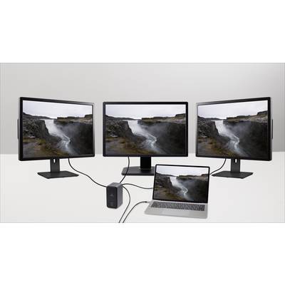 Ein Laptop ist mit drei Monitoren verbunden, alle zeigen ein Bild eines Wasserfalls. Die Monitore stehen nebeneinander auf einem Schreibtisch.