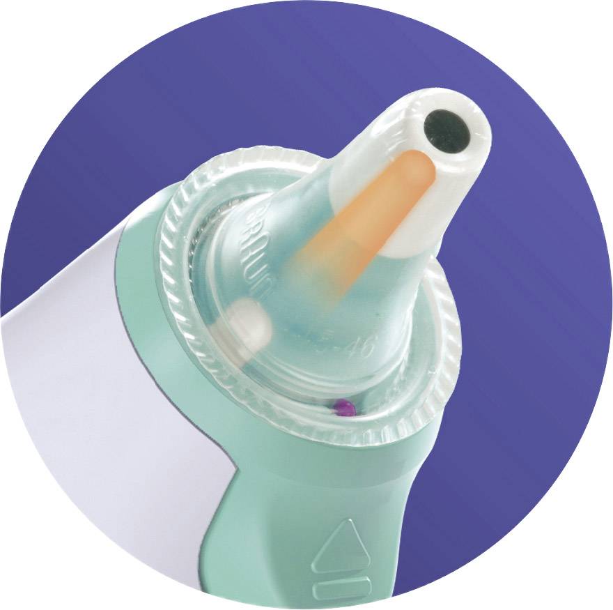 Spitze eines digitalen Ohrthermometers mit grünem Gehäuse und transparentem Schutzkappenaufsatz auf blauem Hintergrund.