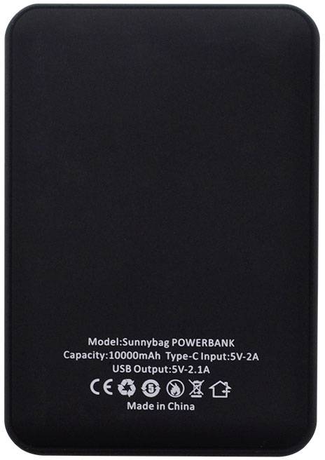 Schwarze Powerbank mit der Aufschrift: 'Model: Sunnybag POWERBANK. Capacity: 10000mAh. Type-C Input: 5V-2A. USB Output: 5V-2.1A. Made in China.'
