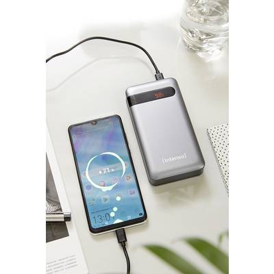 Smartphone wird von einer grauen Powerbank aufgeladen. Auf dem Display des Smartphones steht '71%'. Powerbank zeigt '98%' an.