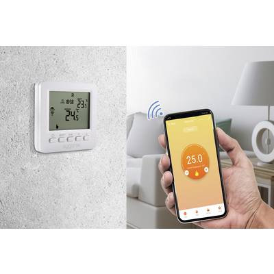 Smartphone-App steuert Thermostat an der Wand, zeigt 25 Grad C. Zimmer im Hintergrund vermittelt modernen Wohnstil.