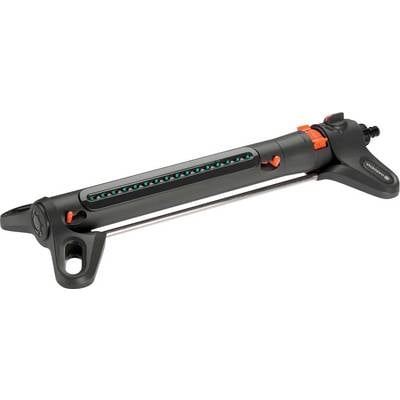 Ein verstellbarer oszillierender Gartenbewässerungssprinkler mit schwarz-orangefarbenem Design, ausgestattet mit mehreren Sprühdüsen für eine gleichmäßige Wasserverteilung.