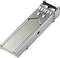 Ein silbernes SFP-Transceiver-Modul für Netzwerkverbindungen; rechteckig mit Steckverbindern oben, zur Datenübertragung in Geräten.