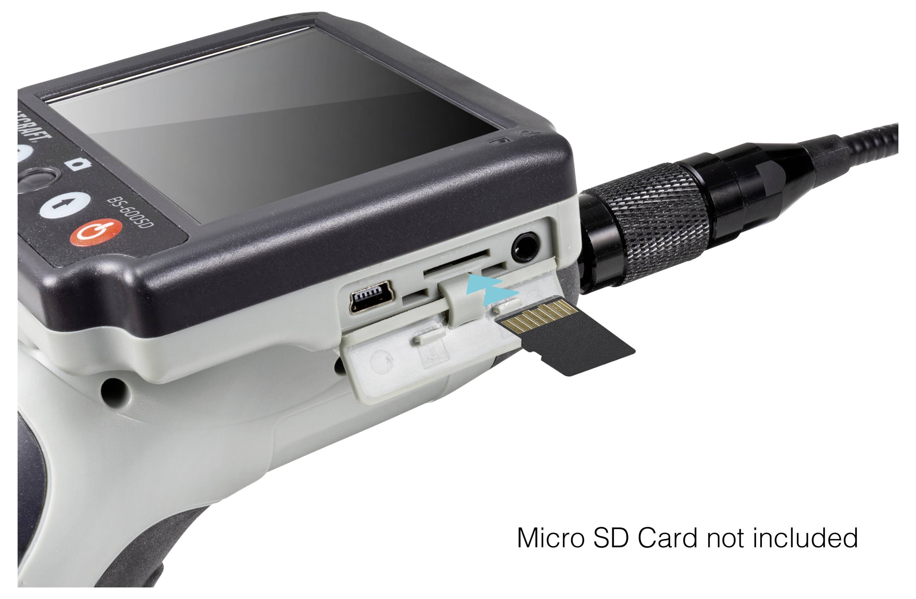 Nahaufnahme eines Geräts mit offenem Micro-SD-Kartensteckplatz. Ein Pfeil zeigt auf den Steckplatz. Text: 'Micro SD Card not included'.
