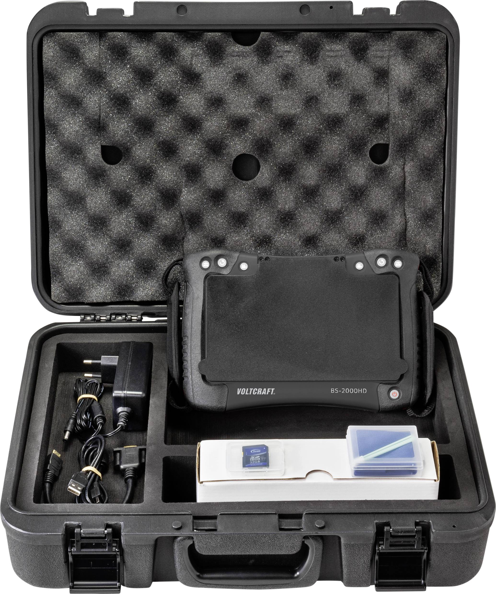 Ein schwarzer, offener Koffer enthält ein Voltmeter, Ladegerät, Kabel und Zubehör, geeignet für elektronische Messungen und Tests.