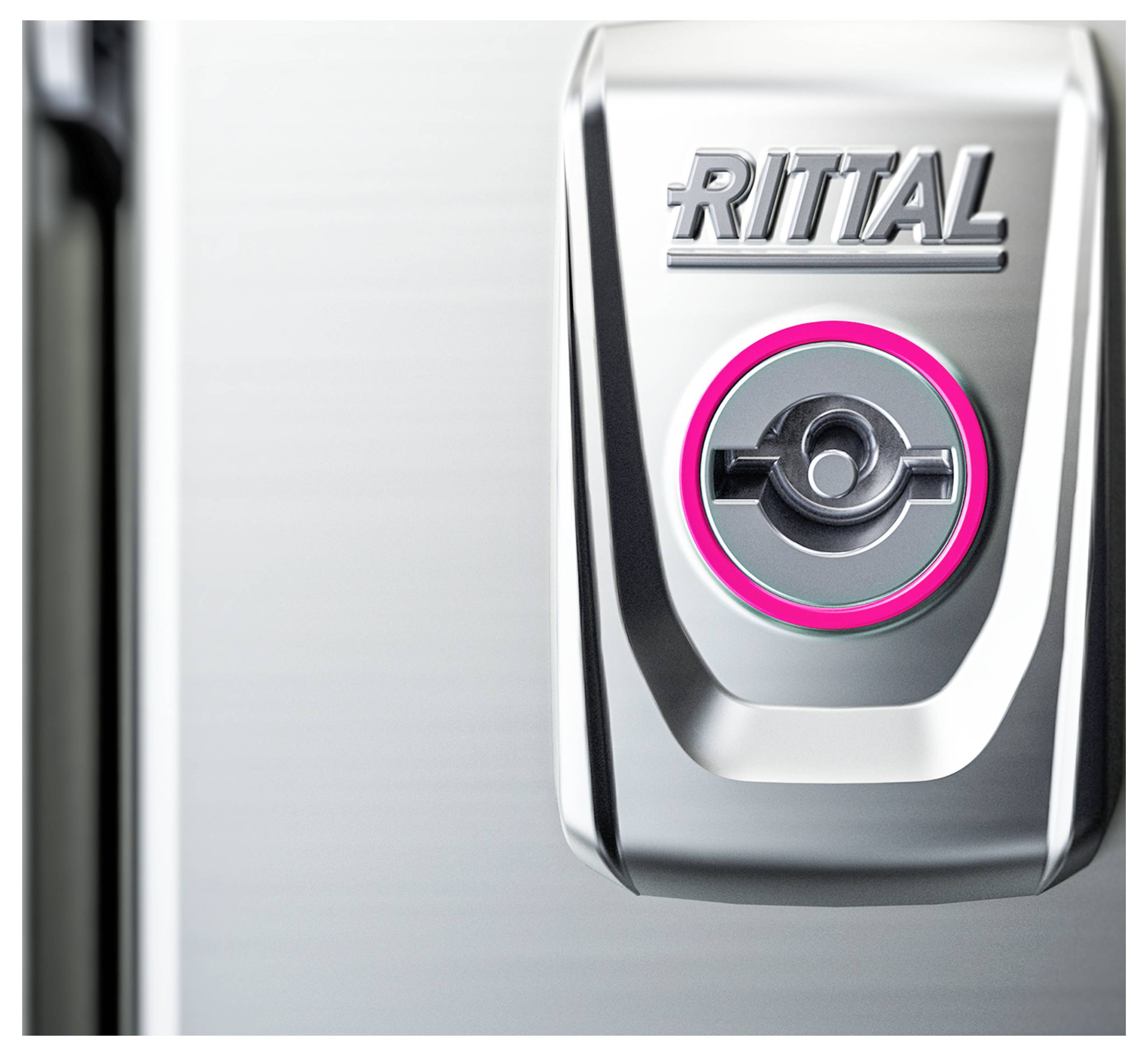 Metallschloss an einer silbernen Oberfläche mit eingraviertem 'RITTAL'-Logo und rosa Akzent um den Schließzylinder.