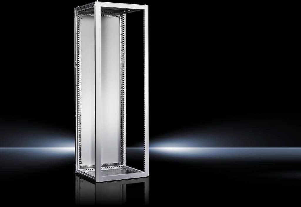Leerer, silberner Serverrack auf schwarzem Hintergrund mit blauem Lichteffekt. Ideal für IT-Infrastrukturen oder Netzwerkimplementierungen.