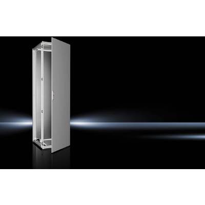 Ein einzelner Metall-Schaltschrank mit geöffneter Tür steht vor einem dunklen, lichtreflektierenden Hintergrund.
