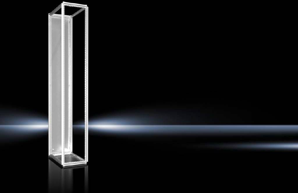 Ein leuchtendes, vertikales Objekt in einem dunklen Raum, das Licht auf beiden Seiten ausstrahlt, mit einem schwachen Lichtstrahl im Hintergrund.