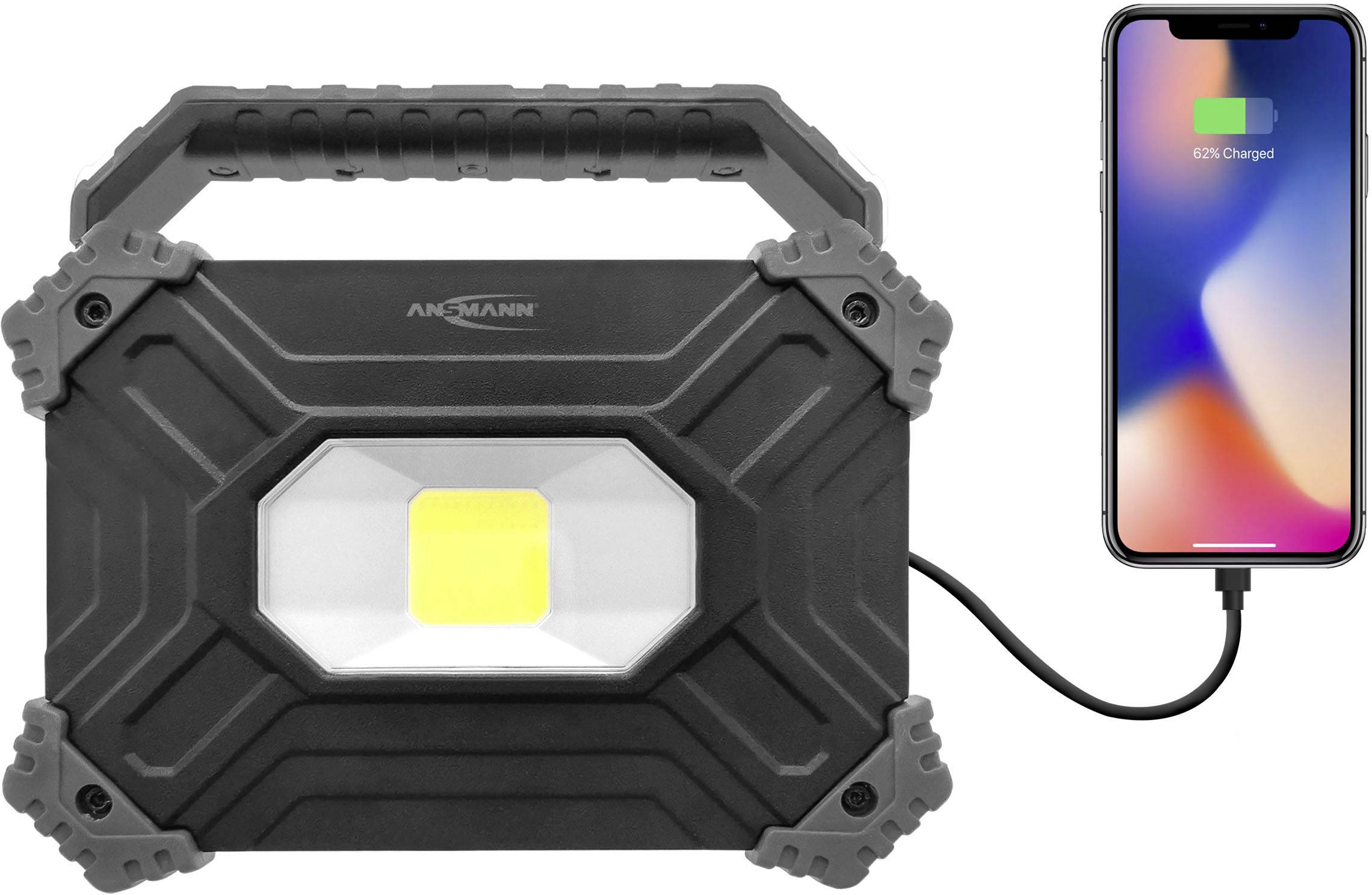 Eine tragbare LED-Arbeitsleuchte mit robustem Griff, verbunden mit einem Smartphone über ein Ladekabel, zeigt 63% geladen an.