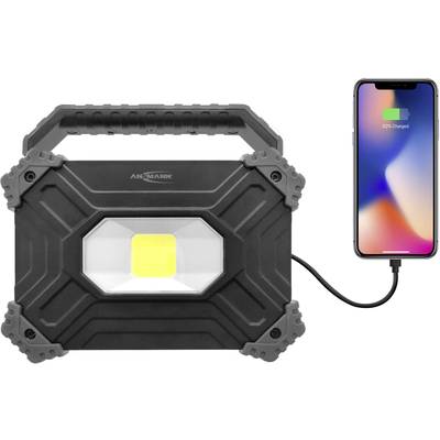 Eine tragbare LED-Arbeitsleuchte mit robustem Griff, verbunden mit einem Smartphone über ein Ladekabel, zeigt 63% geladen an.