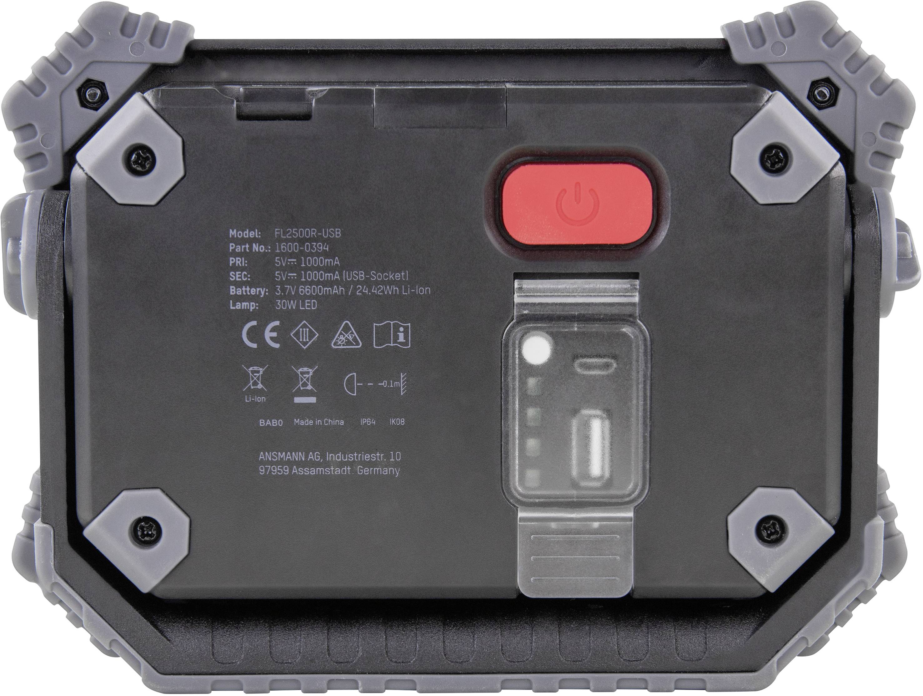 Die Rückseite eines Akku-Scheinwerfers mit roten Ein-/Ausschalter, technischen Spezifikationen und Ladeanschluss.