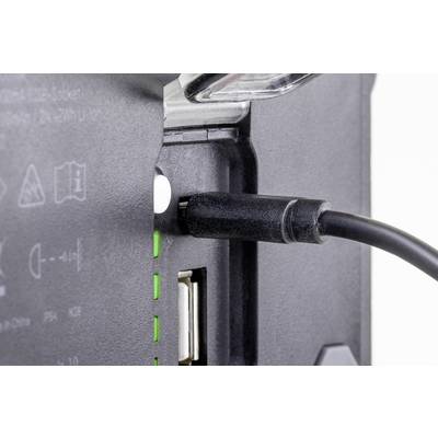 Ein schwarzes Kabel ist in ein elektrisches Gerät eingesteckt, mit grünen LED-Lichtern, die den Ladestatus anzuzeigen scheinen.