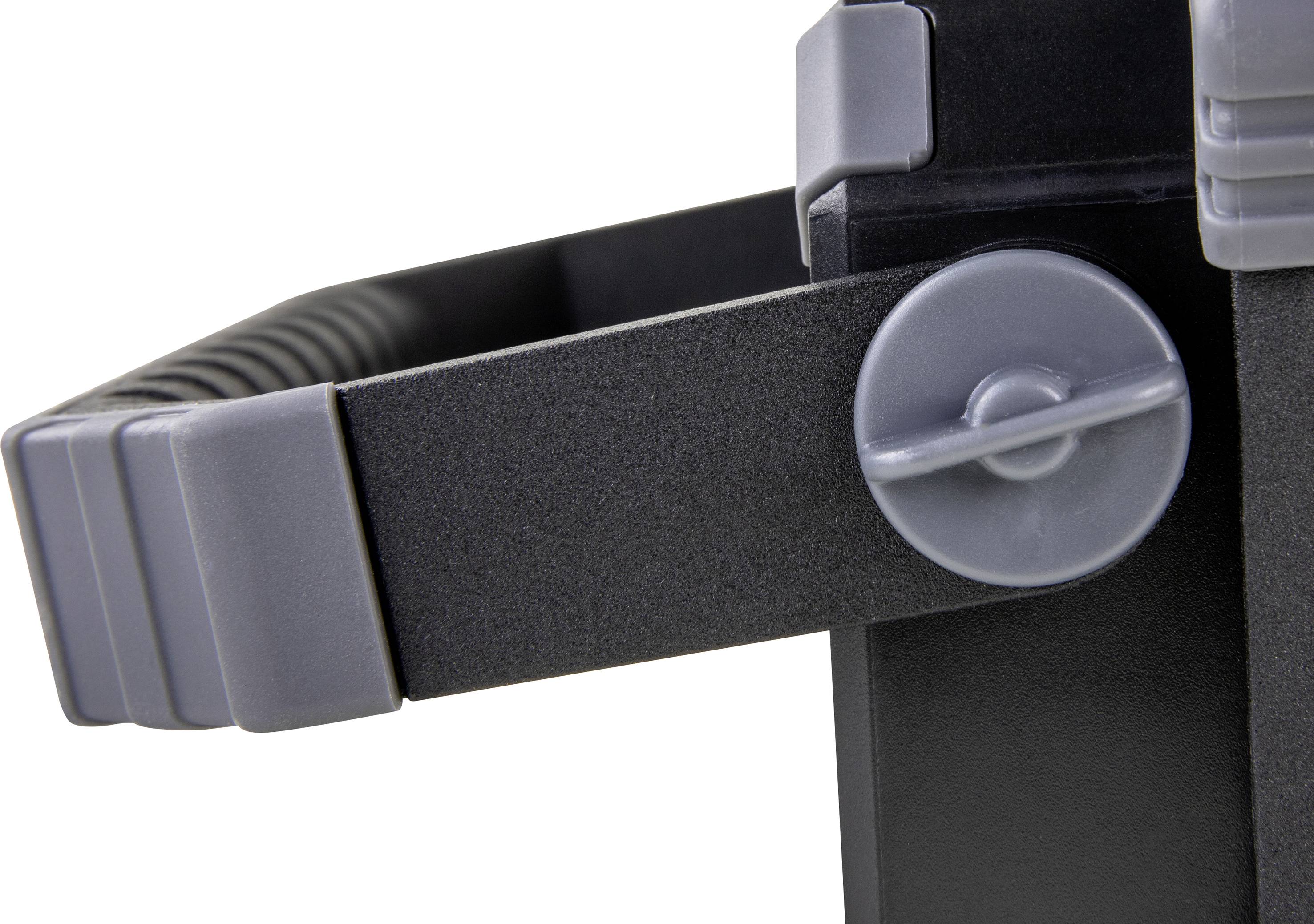 Ausschnitt eines schwarzen Containers mit grauem Griff und Verschlussmechanismus.