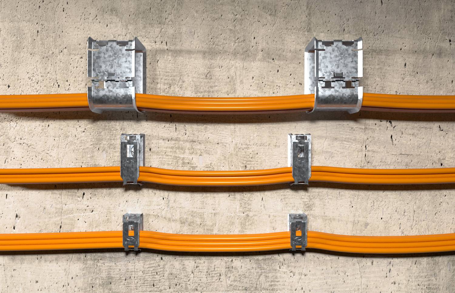 Drei orangefarbene Kabel, die mit Metallclips an einer Betonwand befestigt sind; das obere Kabel wird von großen Halterungen gehalten, die unteren Kabel von kleineren Clips.