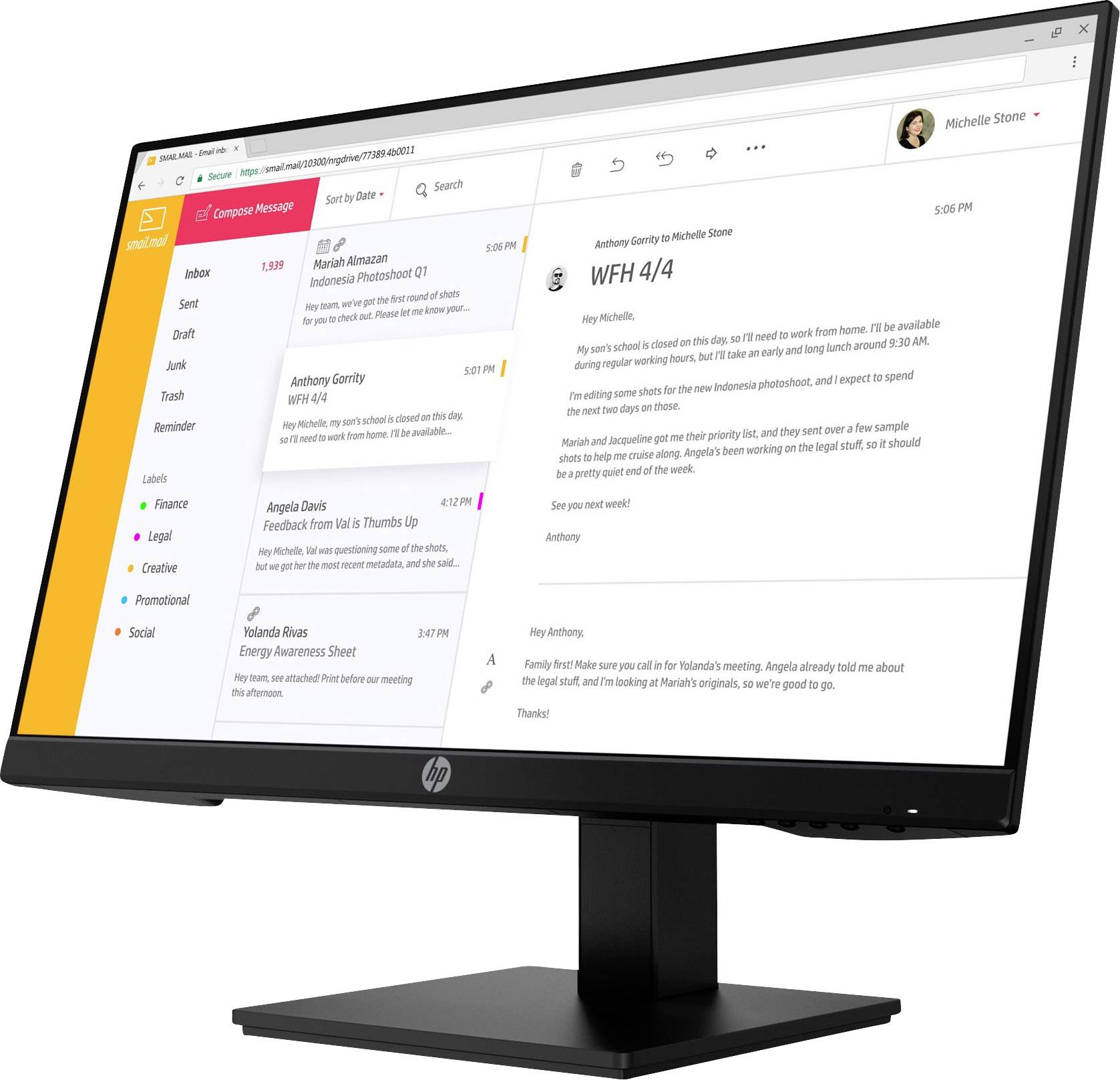 Ein Computerbildschirm zeigt eine geöffnete E-Mail-Anwendung mit mehreren E-Mails im Posteingang und einer hervorgehobenen Nachricht.