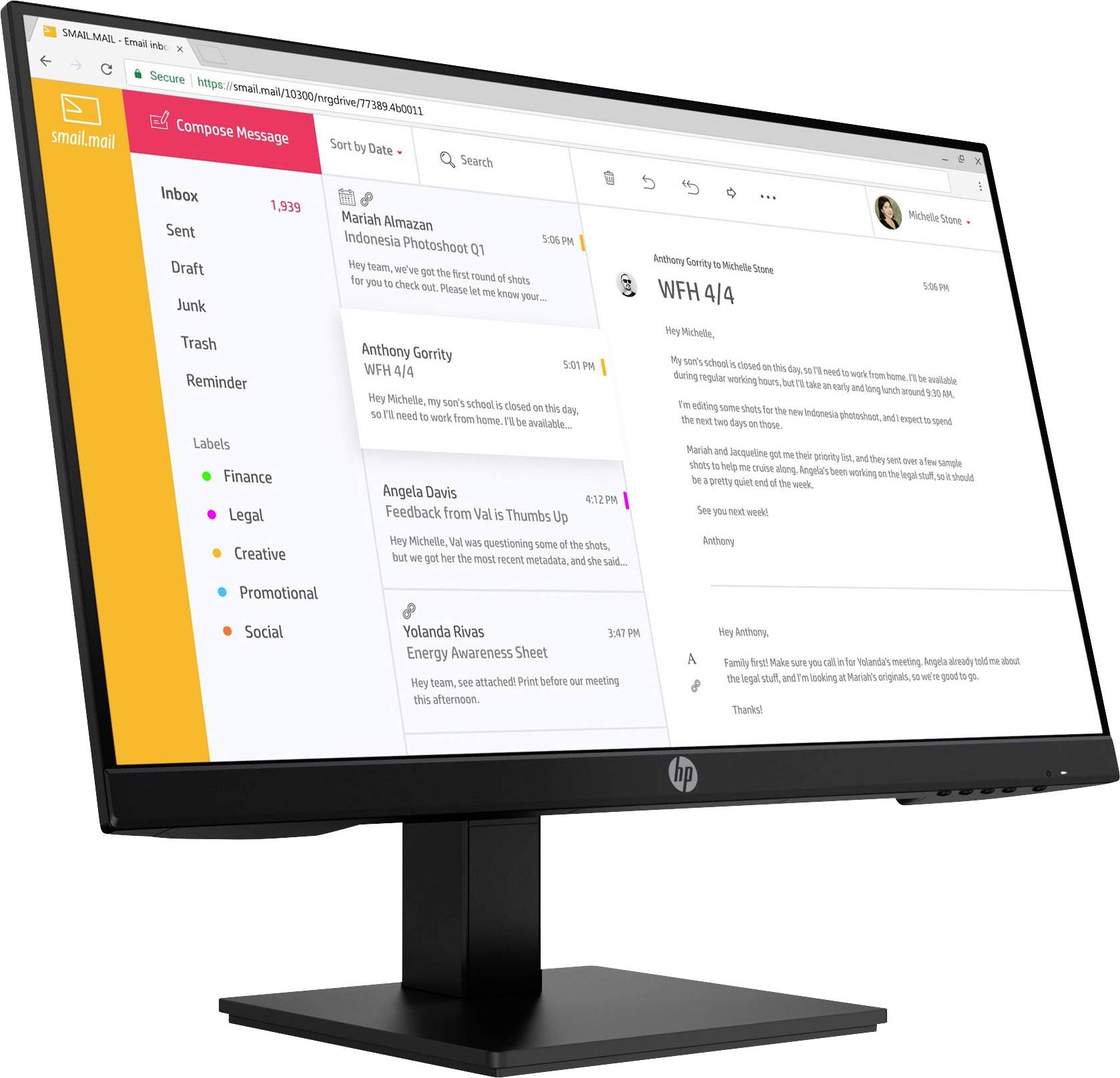 Ein Computerbildschirm zeigt eine geöffnete E-Mail-Anwendung mit eingegangenen Nachrichten. Links ist das Navigationsmenü sichtbar.
