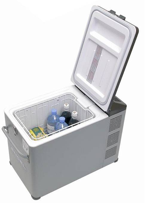 Ein geöffneter Mini-Kühlschrank mit Wasserflaschen, Saftkarton und Getränkedosen, bereit zur Kühlung.