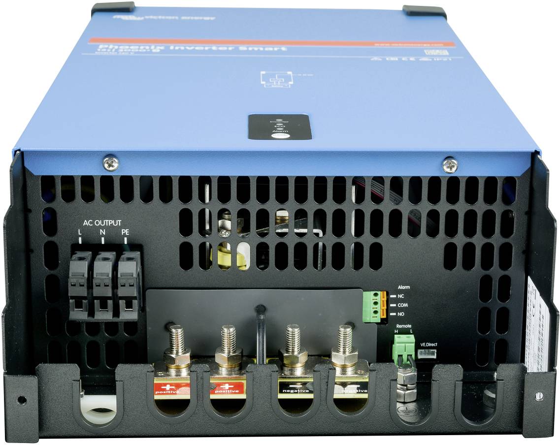 Ein blauer Wechselrichter mit mehreren Anschlüssen auf der Rückseite, darunter AC-Ausgänge und Batterieklemmen, für Energieumwandlung.