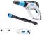 Hochdruckreiniger mit weiß-blauem Gehäuse, blauem Griff, schwarzem Düsenkopf und flexibel transparentem Schlauch, Zubehöre daneben.