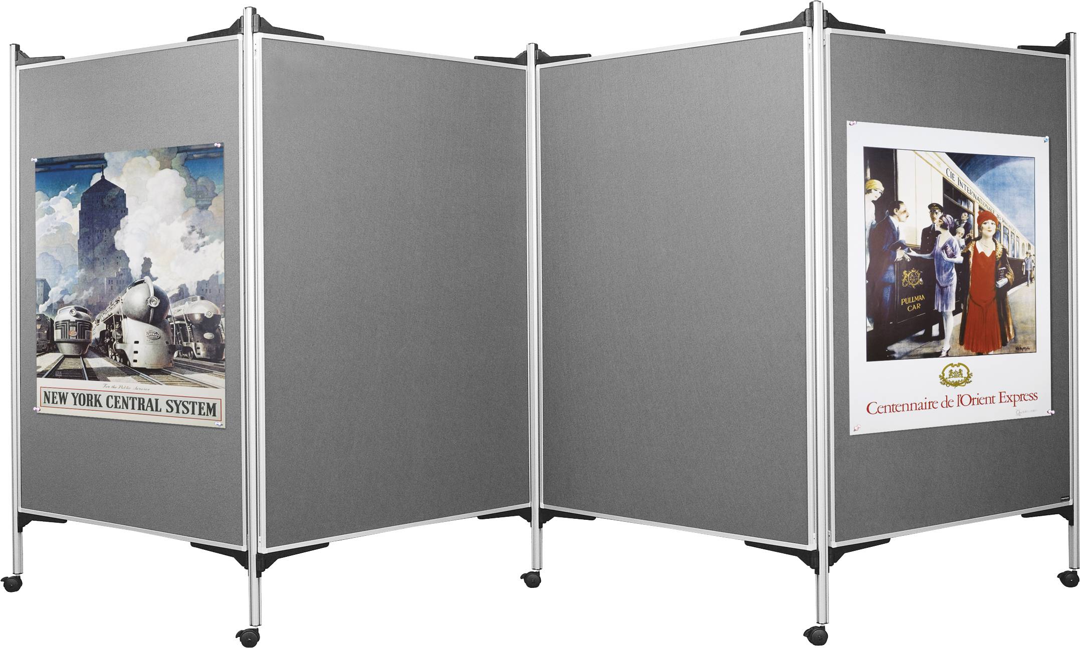 Graue Stellwand mit zwei Postern. Links: 'New York Central System' mit Zügen. Rechts: 'Cremonini et Orient Express' mit elegant gekleideten Menschen.