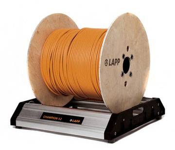 Eine große Spule mit orangefarbenem Kabel, markiert mit 'Lapp', auf einem stabilen Halter. 