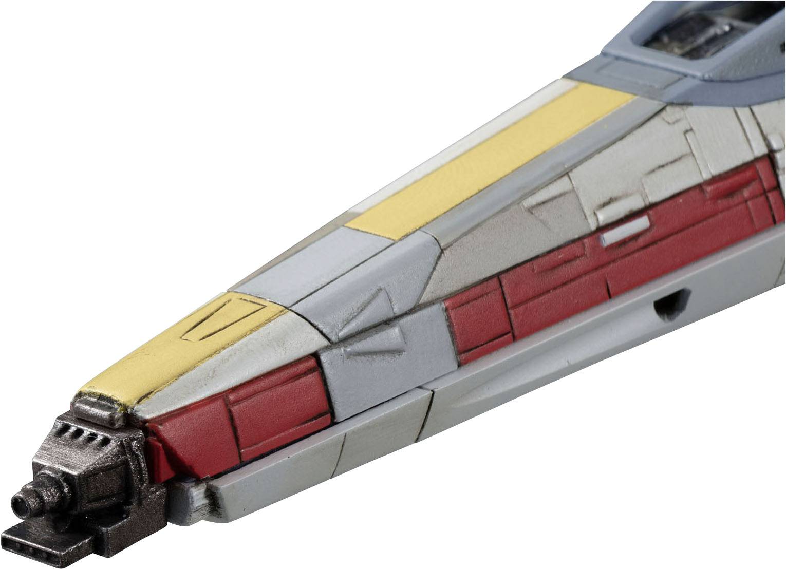 Ein Modell eines Raumschiffes mit grauer, roter und gelber Bemalung, das vorne eine detaillierte Kanone hat.