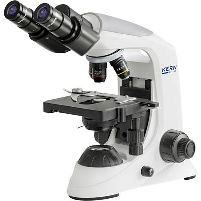 Ein weißes Labormikroskop mit mehreren Objektiven und einstellbaren Fokusrädern, hergestellt von Kern Optics.