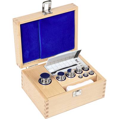 Holzkiste mit geöffnetem Deckel, zeigt ein Set von Gewichten unterschiedlicher Größe. Innen ist die Kiste mit blauem Samt ausgekleidet.
