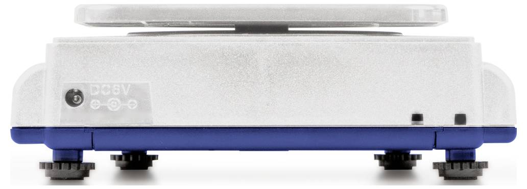 Eine elektronische Waage mit Anzeigeplattform aus Metall. Sie steht auf vier justierbaren Füßen und wird über einen DC-Buchse betrieben.