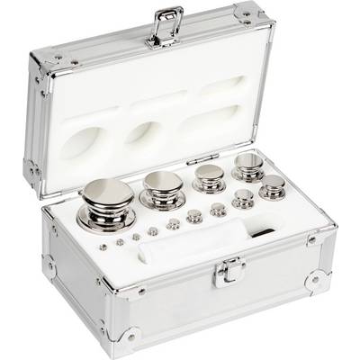 Metallische Gewichte in unterschiedlichen Größen, ordentlich in einer geöffneten, weißen Transportbox mit Schaumstoffeinlage angeordnet.