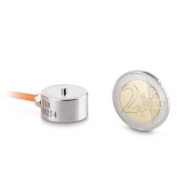 Ein kleiner, runder Sensor liegt neben einer 2-Euro-Münze als Größenvergleich. Der Sensor hat ein Metallgehäuse und ein orangefarbenes Kabel.