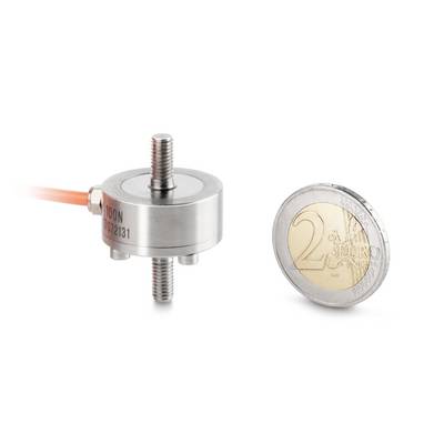 Ein zylindrischer Sensor mit Schraubgewinde und Kabel liegt neben einer 2-Euro-Münze zum Größenvergleich.