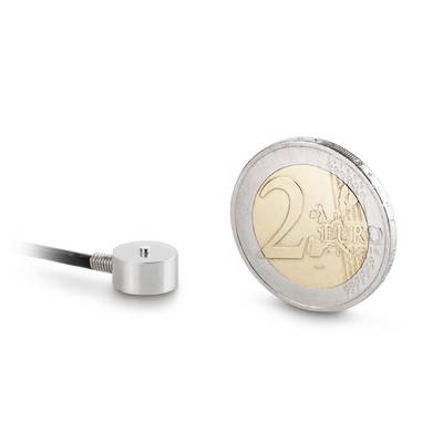Ein kleiner, runder Sensor liegt neben einer 2-Euro-Münze zur Veranschaulichung der Größe des Sensors im Vergleich zur Münze.