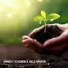 Eine Hand hält einen kleinen Sämling in Erde. Unten steht: 'Umwelt schonen & Geld sparen'.