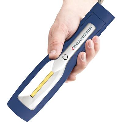 Hand hält eine blaue Taschenlampe mit gelbem Lichtstreifen, Markenname 'Scangrip' sichtbar.