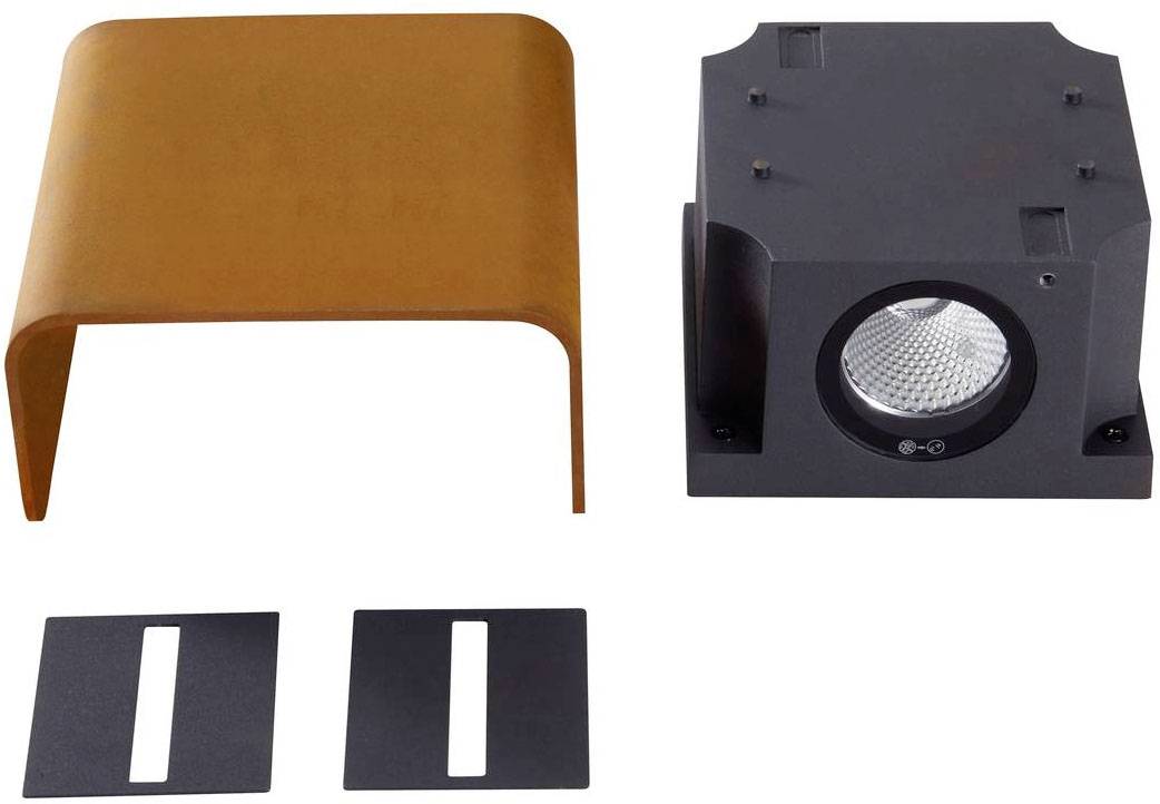 Eine quadratische schwarze Leuchte mit einem großen runden Licht auf einer Seite. Daneben liegt ein gebogener, rostfarbener Abdeckungsteil und zwei rechteckige Metallplatten mit Schlitzen.