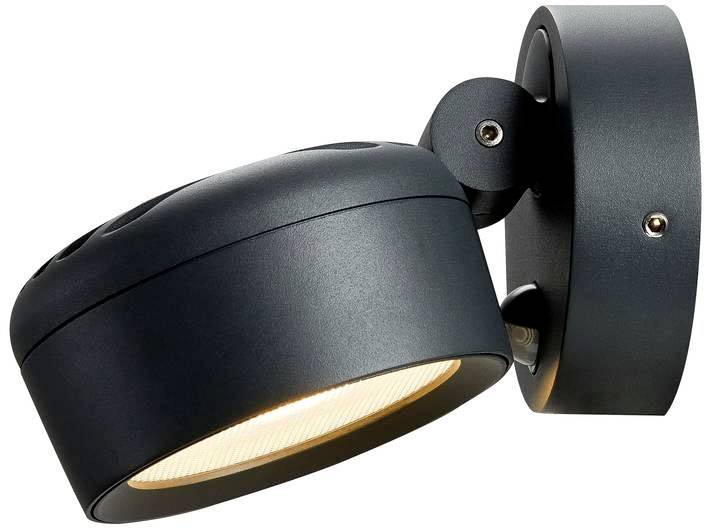 Eine moderne schwarze Außenleuchte mit schwenkbarem Kopf leuchtet in einem warmen Weißton. Ideal für die Wandmontage im Freien.
