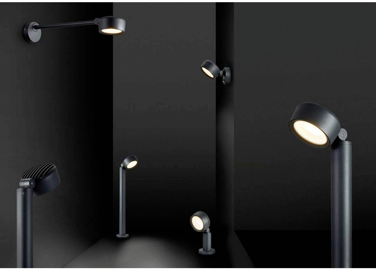 Moderne schwarze LED-Leuchten in verschiedenen Designs an Wänden und Boden, beleuchten stilvoll einen dunklen Raum.