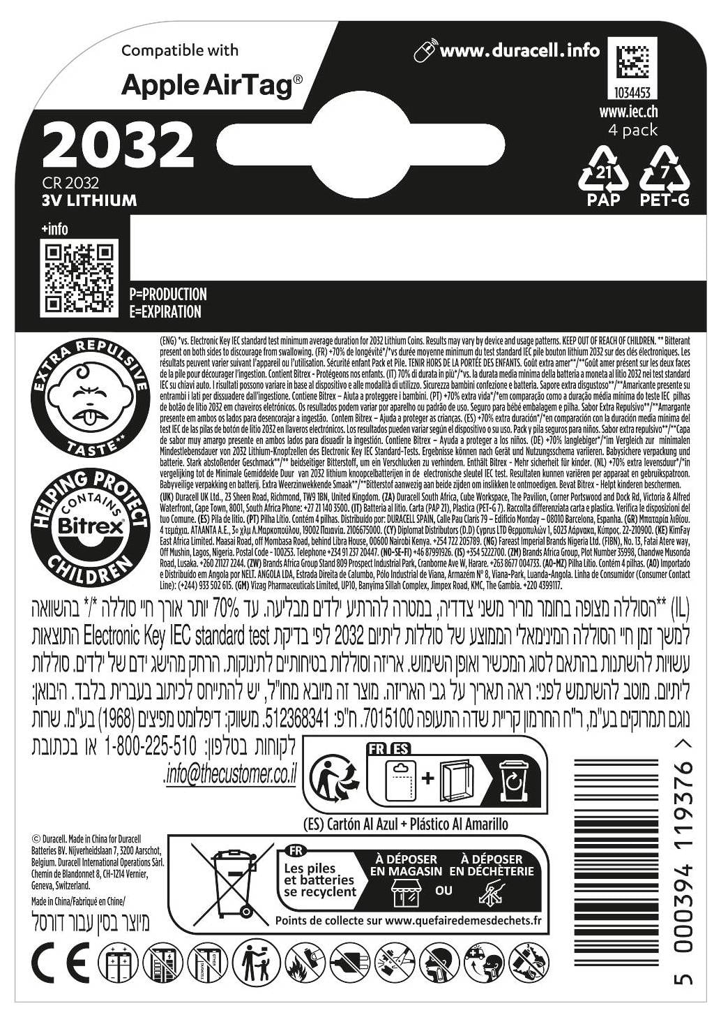 Rückseite einer Duracell CR2032 Lithiumbatterie kompatibel mit Apple AirTag. Enthält technische Spezifikationen, Recycling-Symbole und Sicherheitswarnungen.