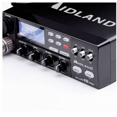 Funkgerät Modell 'Midland Alan 48 Pro' mit Bedienelementen und Display, zeigt verschiedene Steuerungsknöpfe und Frequenzanzeige.