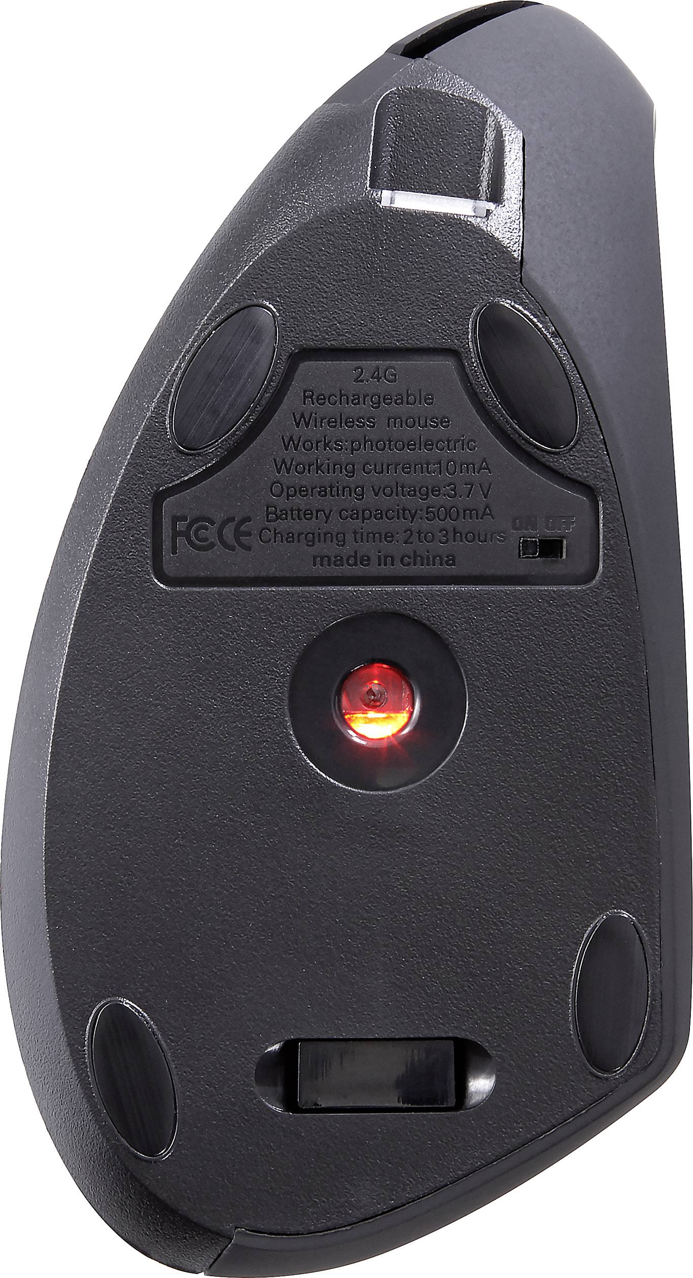 Die Unterseite einer kabellosen Maus mit leuchtender roter LED. Zu sehen ist das Batteriefach und technischer Text.