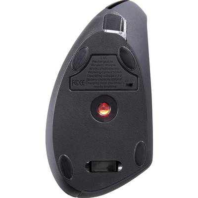 Die Unterseite einer kabellosen Maus mit leuchtender roter LED. Zu sehen ist das Batteriefach und technischer Text.