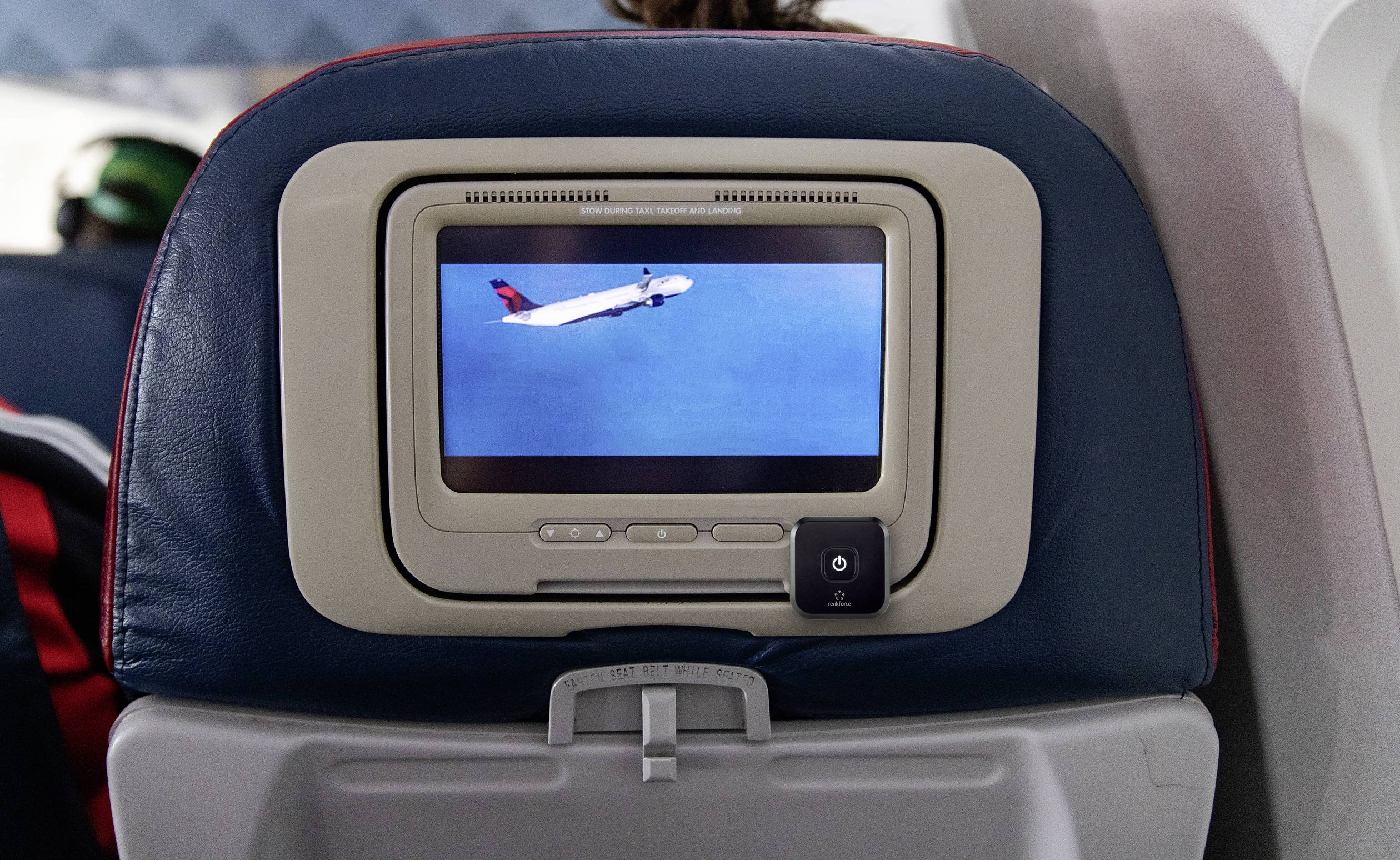 Bildschirm in Flugzeugsitz zeigt ein fliegendes Flugzeug.